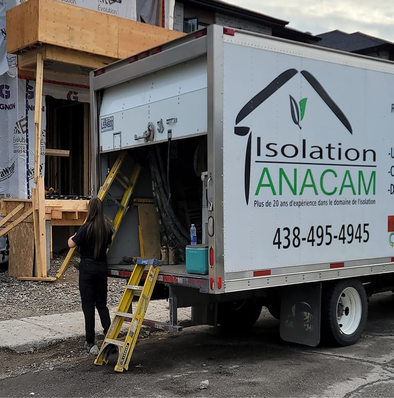 Camion anacam sur un chantier.