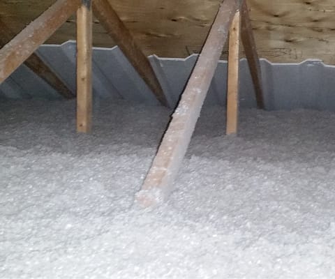 Cellulose dans l'entretoit.