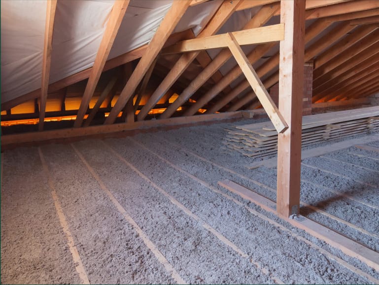 Cellulose dans un grenier.