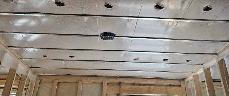 Plafond isole avec la cellulose.