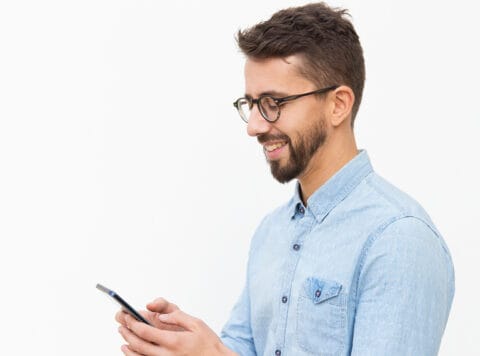 Un homme avec son cellulaire.